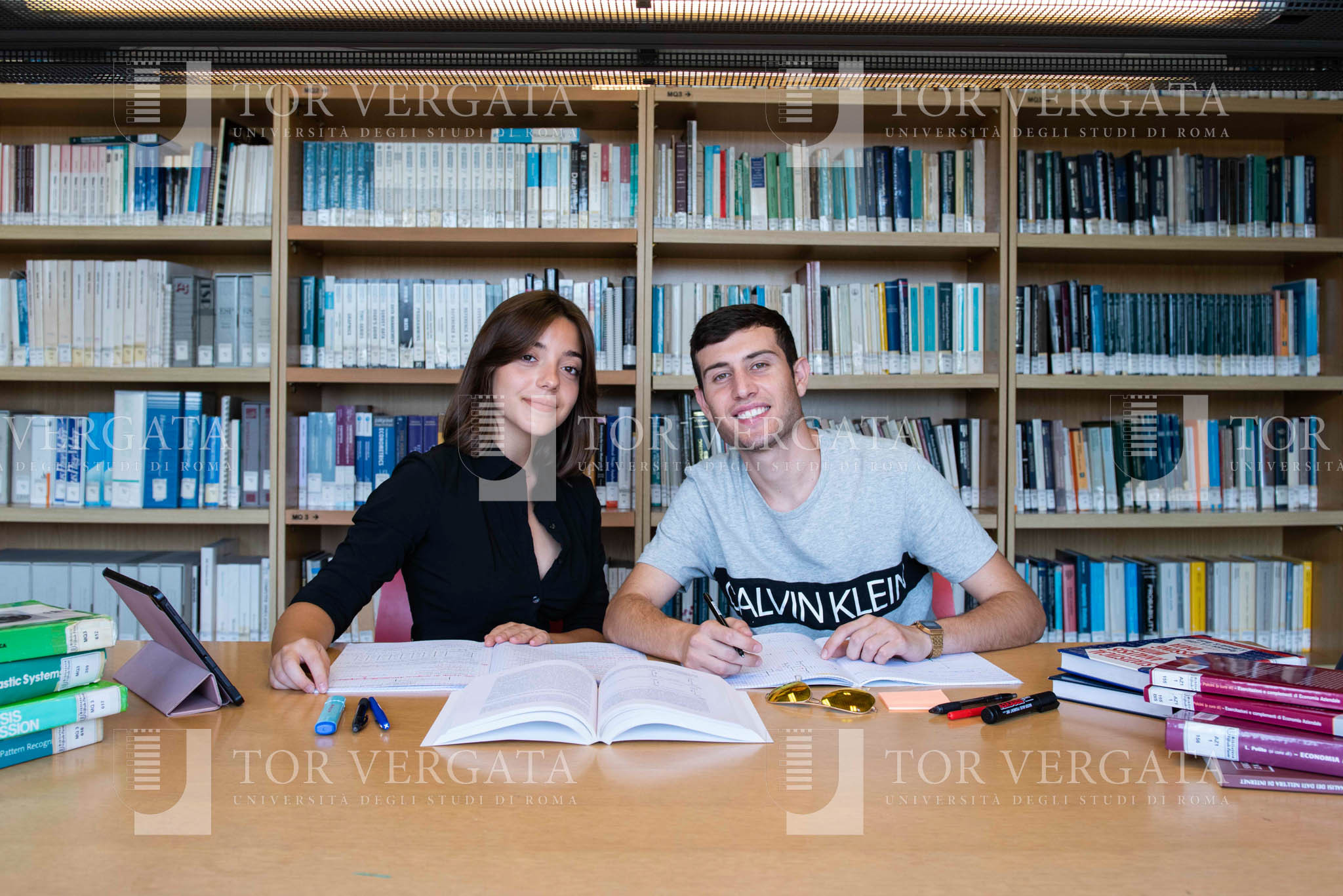 ragazzi che studiano in biblioteca ad economia